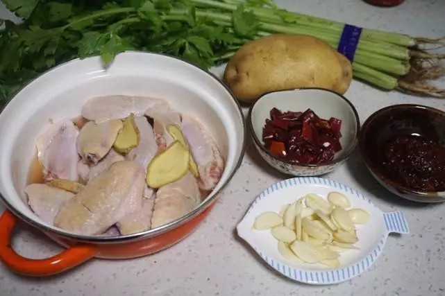 干锅鸡翅,准备好需要的食材,做干锅一类的,土豆可是不能少的食材。蒜瓣剥几个切片,放入更能激发菜品的香味。