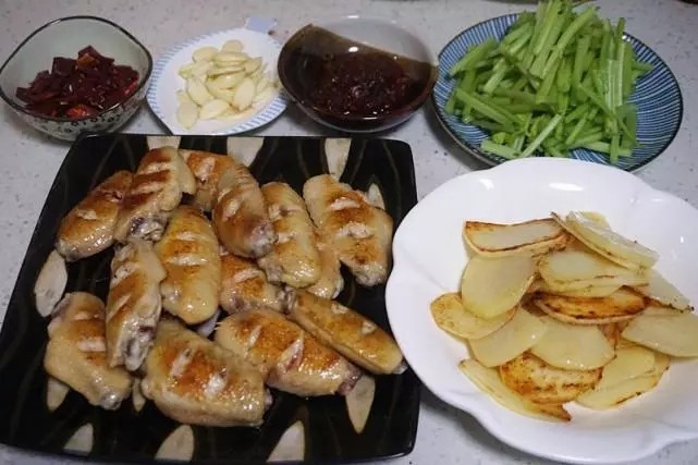 干锅鸡翅,用2大勺的郫县豆瓣酱来爆香底料,而干辣椒段则是增色又刺激食欲。这里若是有朋友不太能吃辣,建议不放郫县豆瓣酱,放干辣椒段,辣味不浓还好吃。