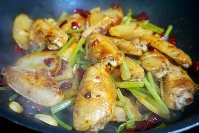 干锅鸡翅,倒入其他的食材，加小半碗的开水，<a style='color:red;display:inline-block;' href='/shicai/ 788'>生抽</a>倒入一小勺，没有放盐，焖炖了6-8分钟，期间抄底翻炒，直到汤汁收汁，这时候可以尝尝味道，酌情放<a style='color:red;display:inline-block;' href='/shicai/ 10588'>糖</a>。