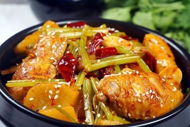 干锅鸡翅,干锅菜吃起来很过瘾的,用最少的油做出最赞的口感,让你也敢放心的大快朵颐。
