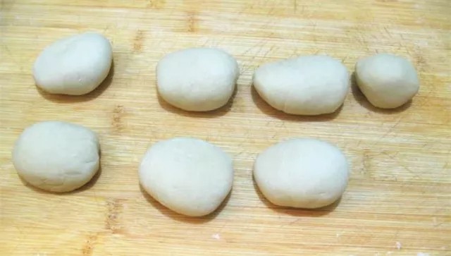 河南烩面,将面团分成小块,揉搓成长条备用。