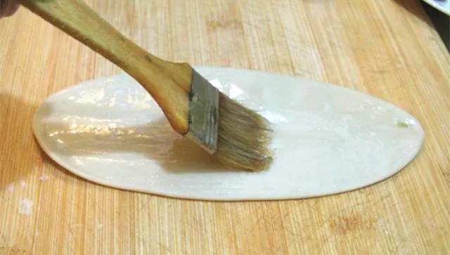 河南烩面,每个面片上涂抹上食用油,重叠在碟子里。