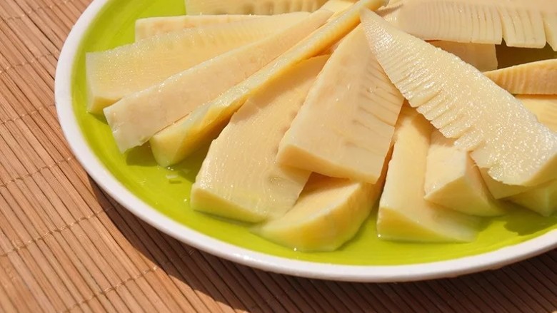 酸汤羊肉,<a style='color:red;display:inline-block;' href='/shicai/ 43'>冬笋</a>切片汆水