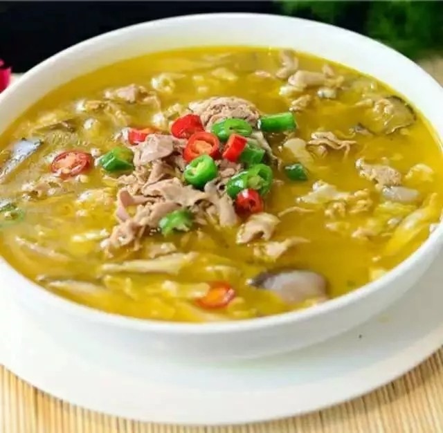 酸汤羊肉,<a style='color:red;display:inline-block;' href='/shicai/ 87072'>黄辣椒酱</a>加<a style='color:red;display:inline-block;' href='/shicai/ 845'>高汤</a>加盐糖熬制，起锅放少许<a style='color:red;display:inline-block;' href='/shicai/ 715'>白醋</a>，倒入已经摆放好冬笋，金针菇底料的大碗中，放上切好的红绿辣椒点缀，淋上香油，完工。

