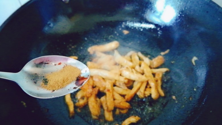 鸡脯肉炒黄花菜,适量十三香