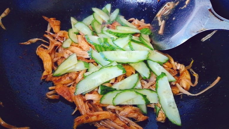 鸡脯肉炒黄花菜,倒入黄瓜