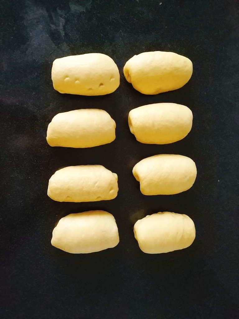南瓜泥奶香吐司,表面喷水,盖打湿的发酵布,静置松弛5分钟左右;