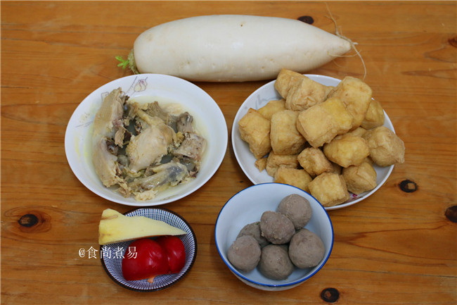 客家风味杂菜煲,备好食材，【<a style='color:red;display:inline-block;' href='/shicai/ 8194'>咸鸡</a>腌制了一晚，本身就有咸味，加上<a style='color:red;display:inline-block;' href='/shicai/ 10287'>牛筋丸</a>也有咸味的，做好这个菜的时候，最好先尝一尝再调味。还有，酱油或其它色泽深沉的调料就免了，因为我们要喝锅里的汤汁。】