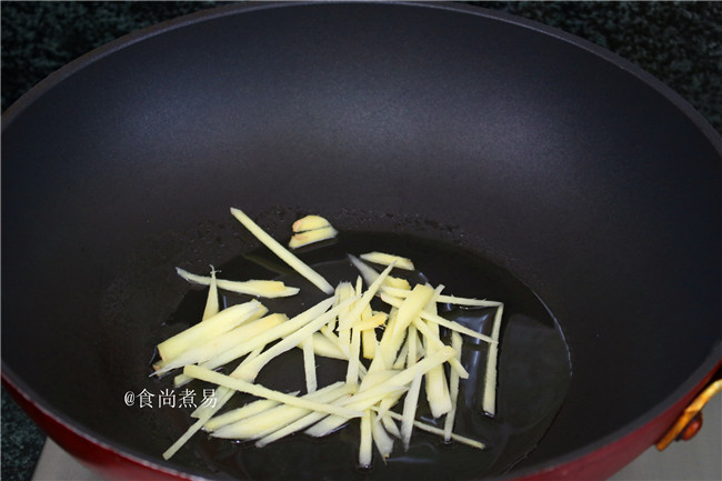 客家风味杂菜煲,热锅,倒入食用油,下姜丝煸炒片刻。