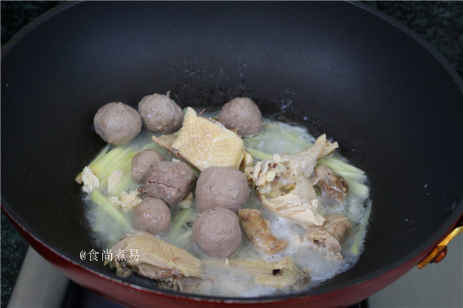 客家风味杂菜煲,倒进牛筋丸,大火煮沸。