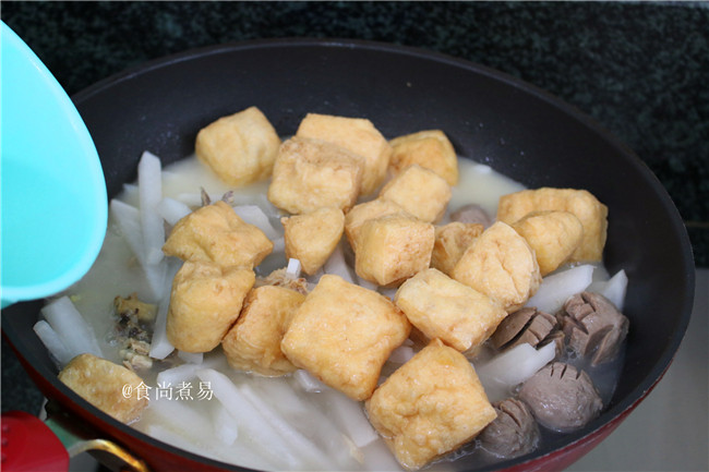 客家风味杂菜煲,再倒入2饭碗开水,水量要一次性加足,切记是开水哦,中途加水的话,整道菜的口感就差了。