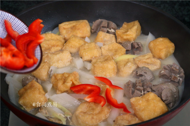 客家风味杂菜煲,撒上辣椒片,搅拌均匀。