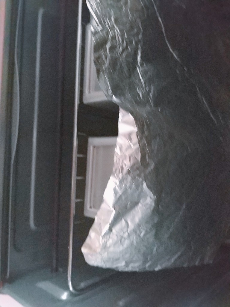 南瓜泥奶香吐司,上色满意加盖锡纸,防止上色过深;