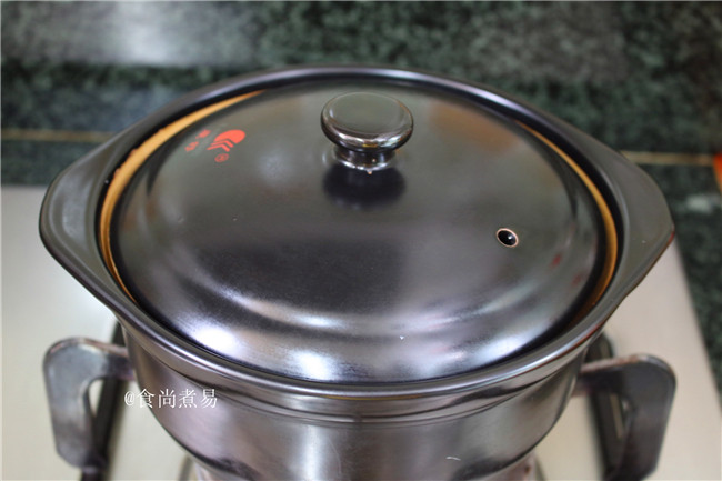 客家风味杂菜煲,将食材盛入砂锅中,遮上盖子,在炉头上中火煲10—15分钟,即可原煲端上餐桌。