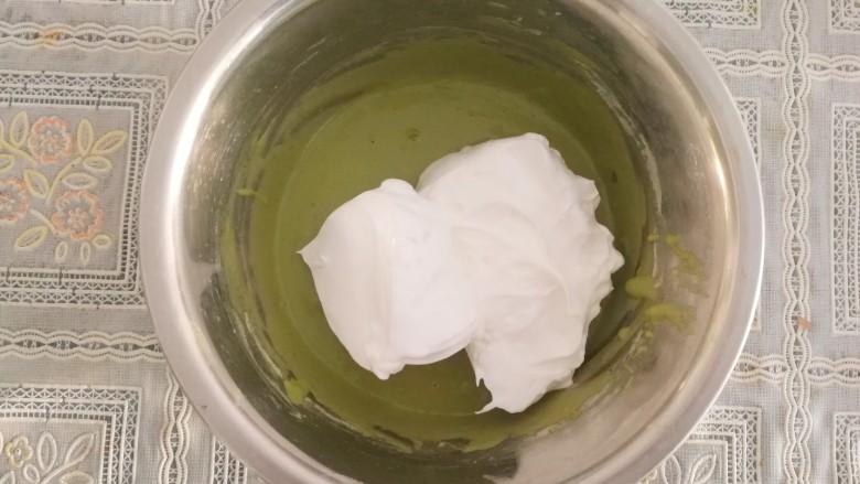 青汁戚风蛋糕,挖三分之一的蛋白到蛋黄糊里,z字型翻拌均匀