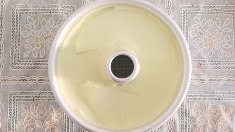 青汁戚风蛋糕,把蛋糕糊倒入六寸的戚风模具中,轻轻震一下气泡,然后放入烤箱中下层上下火180℃烤40-50分钟