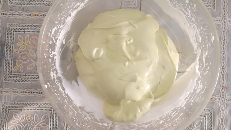 青汁戚风蛋糕,然后把蛋黄糊全部倒入蛋白糊里,翻拌均匀
