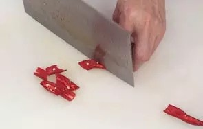 回锅羊肉片,洗净的红椒切开，剔去籽，切成小块。