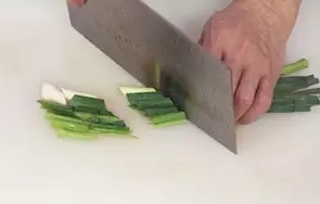 回锅羊肉片,洗净的蒜苗，切成3厘米的长段。