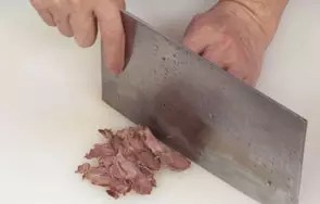 回锅羊肉片,洗净的羊肉，切成片。