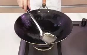 回锅羊肉片,用油起锅，烧至三成热。