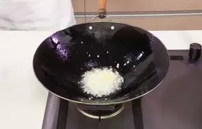 回锅羊肉片,倒入姜片、蒜末、葱白，大火爆香。