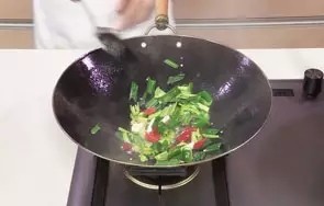 回锅羊肉片,倒入蒜苗、青椒、红椒，快速翻炒至断生。