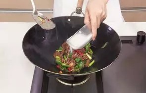 回锅羊肉片,倒入水淀粉。