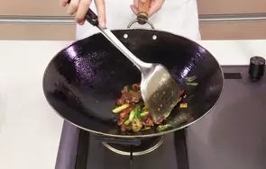 回锅羊肉片,炒匀勾芡汁。