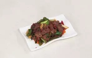 回锅羊肉片,出锅盛出装盘即可。