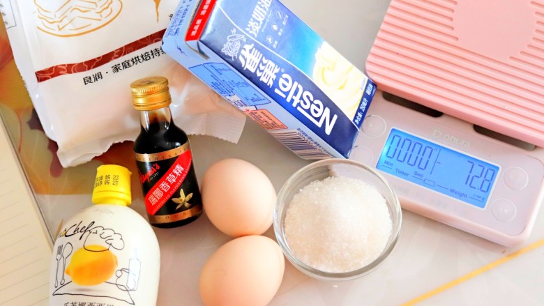 火爆Ins的StrawberryOmelet草莓抱抱卷,所有材料备好,<a style='color:red;display:inline-block;' href='/shicai/ 8197'>淡奶油</a>放在冷冻室冷冻一下有助于打发。