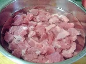 粉蒸羊肉,放入凉水中,加入一勺<a style='color:red;display:inline-block;' href='/shicai/ 718'>料酒</a>,泡10分钟,取出部分血水。