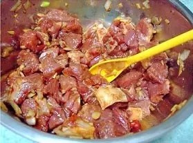 粉蒸羊肉,抓匀,腌制20分钟。
