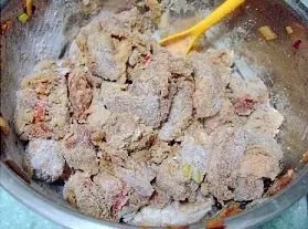 粉蒸羊肉,拌匀,让每块羊肉都均匀的裹上米粉。