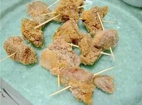 粉蒸羊肉,把沾好米粉的羊肉挨个用牙签串上,放入大一点的、浅一点的盘子里。