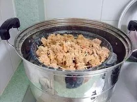 粉蒸羊肉,蒸的同时可以放一些胡萝卜块一起蒸,好看又好吃。