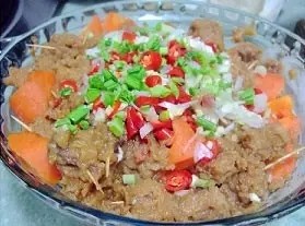粉蒸羊肉,最后一步,把剩下的葱末、红辣椒 、蒜末、青蒜叶(为了调色)撒在蒸好的羊肉上面,炒锅里加油烧热后,淋在上面即可。