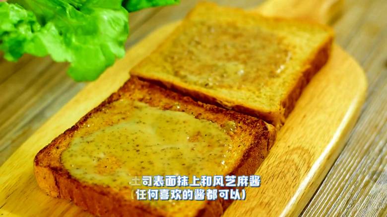 鸡胸肉三明治,吐司表面抹上和风芝麻酱（任何喜欢的酱都可以）。