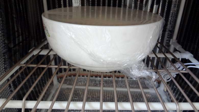 花式芝士肠仔包,放入发酵箱中开始一发26度发酵