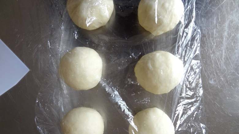 花式芝士肠仔包,发酵完成后分成6等分滚圆盖上保鲜膜松弛15分钟