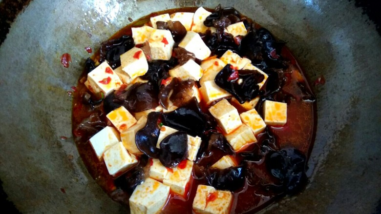 木耳黄瓜烧豆腐,加入豆腐,大火烧开,加入少许<a style='color:red;display:inline-block;' href='/shicai/ 10588'>糖</a>