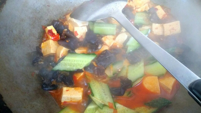 木耳黄瓜烧豆腐,烧两三分钟,放入黄瓜片