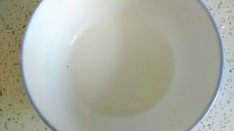木耳黄瓜烧豆腐,两勺淀粉加适量清水,调匀