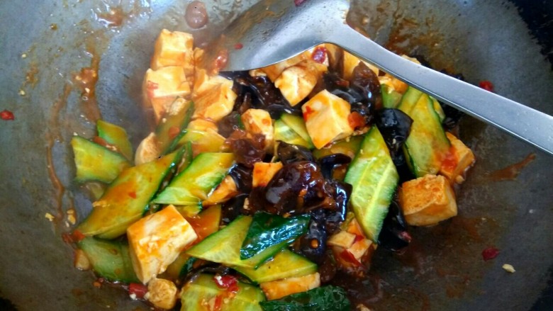 木耳黄瓜烧豆腐,加入水淀粉,汤汁粘稠,翻炒均匀即可