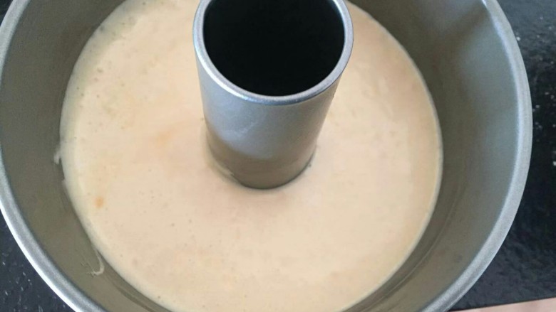 奶油草莓海绵蛋糕,倒入模具中,震出大气泡送入烤箱。