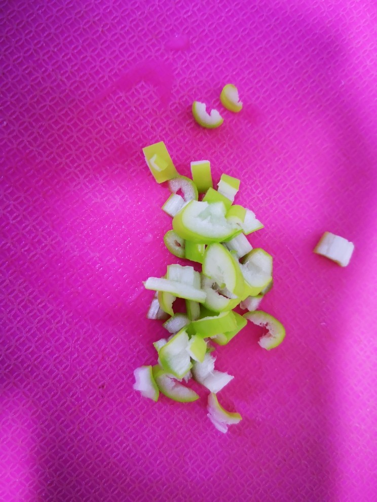 菠菜拌粉条,<a style='color:red;display:inline-block;' href='/shicai/ 3250'>葱</a>切花