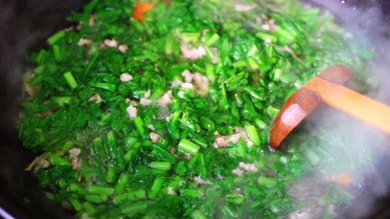 茼蒿肉末营养羹,大火继续煮沸后,看见茼蒿断生变色的时候。