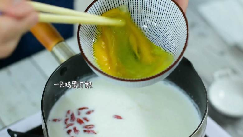 嗯,是幸福的味道,一只鸡蛋打散,缓缓倒入蛋液,锅中会慢慢的出现蛋花。