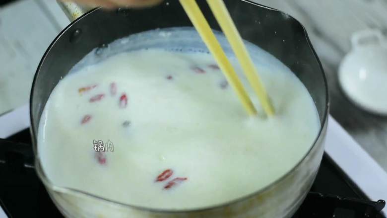 嗯,是幸福的味道,加入两大勺醪糟,轻轻搅动(注:不要过度搅动,以免失去酒味),倒入提子干、枸杞,锅内打个圈。