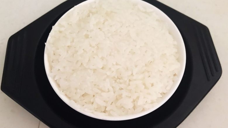 麻婆豆腐盖浇饭,盛出1碗米饭,压实